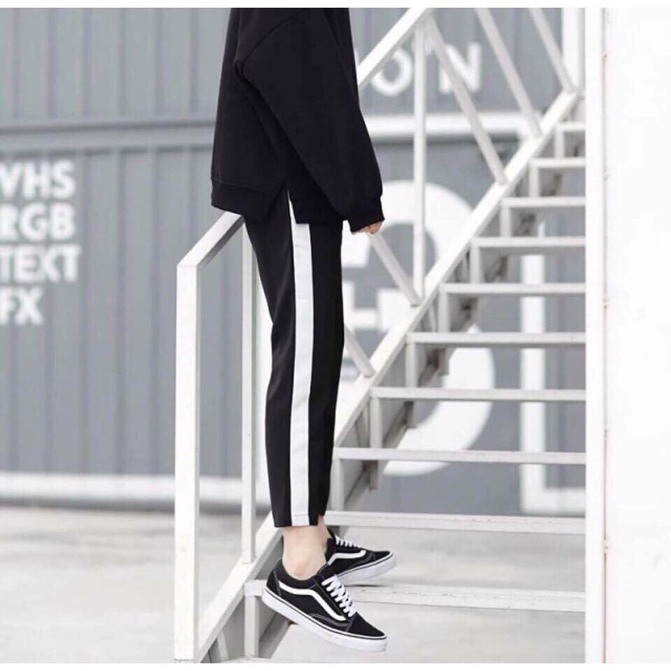 [Mã MASK2630K giảm 15% tối đa 30K đơn từ 99K] Quần Jogger Đen 1 sọc trắng (ống suông)